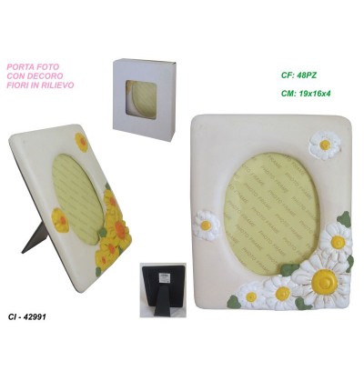 cornice-crema-con-fiori-in-rilievo