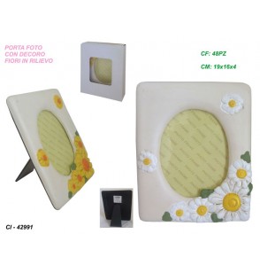 cornice-crema-con-fiori-in-rilievo